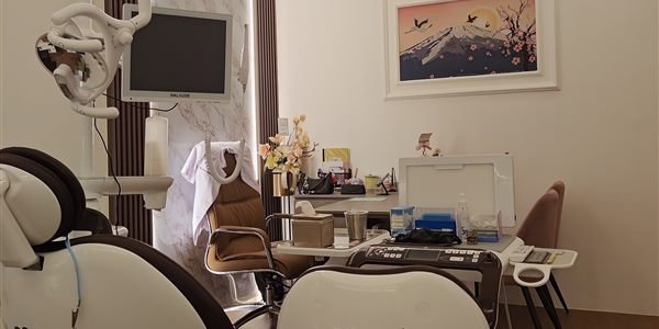 Ruang perawatan Krystal Dental dengan dua kursi dental dan peralatan yang tertata rapi.